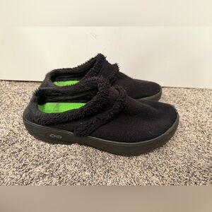 OOFOS OOcoozie mules black size 9